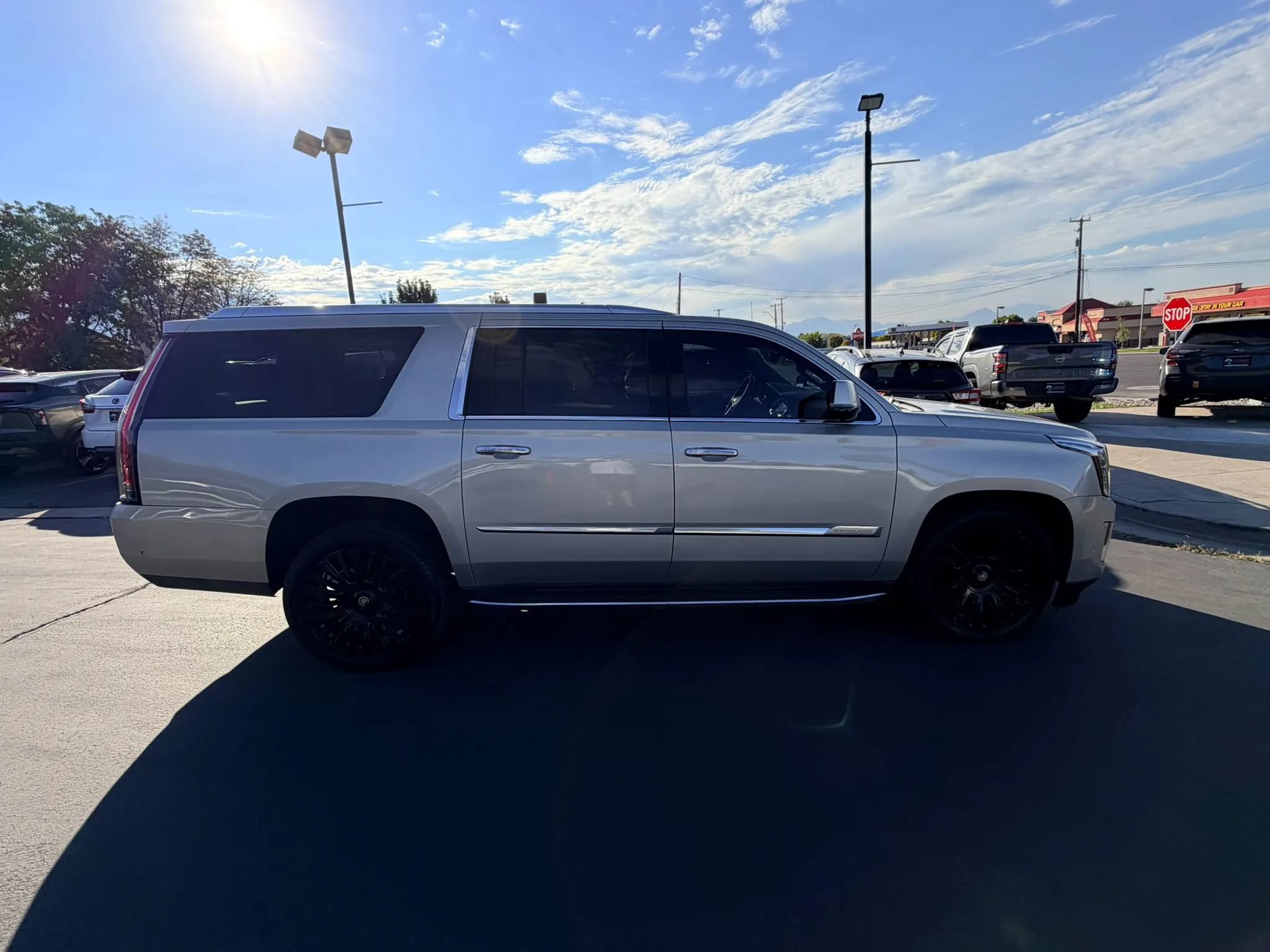 Used 2017 Cadillac Escalade ESV Premium Luxury AWD/4WD image 2