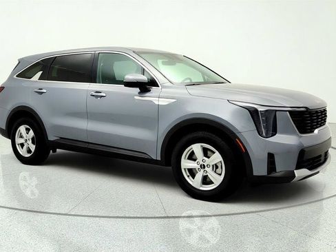 Used 2025 Kia Sorento LX FWD image 3