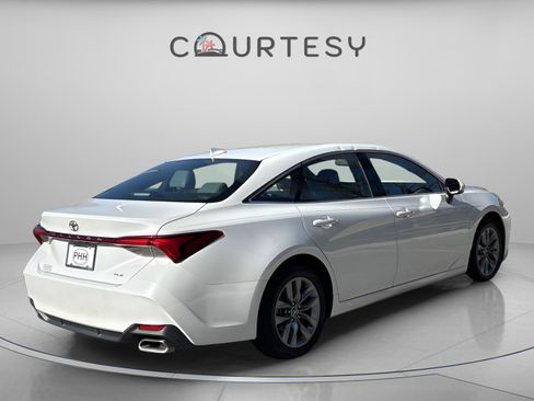 Used 2020 Toyota Avalon XLE w/ Moonroof Package image 8