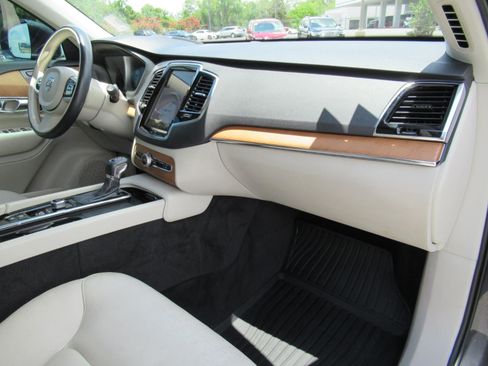 Used 2021 Volvo XC90 T6 Momentum w/ Advanced Package AWD/4WD image 11