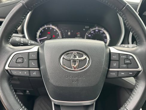 Used 2023 Toyota Highlander XLE AWD/4WD image 35
