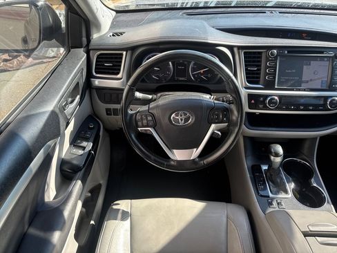 Used 2016 Toyota Highlander XLE image 2