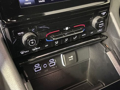 Used 2025 Jeep Grand Cherokee L Laredo image 23