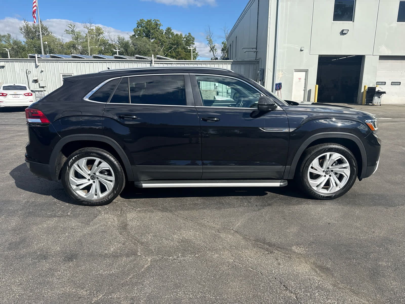 Used 2021 Volkswagen Atlas Cross Sport SEL w/ Cross Sport MDO Package AWD/4WD image 2