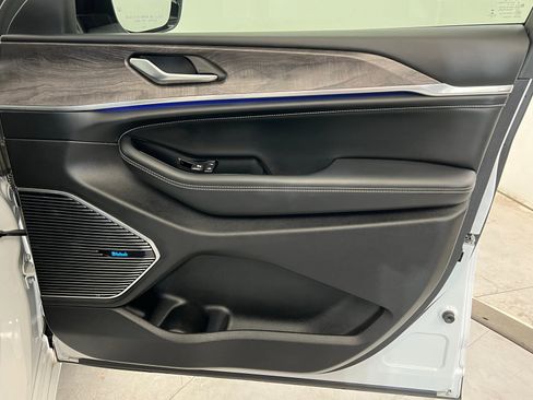 Certified 2022 Jeep Grand Cherokee Overland image 23