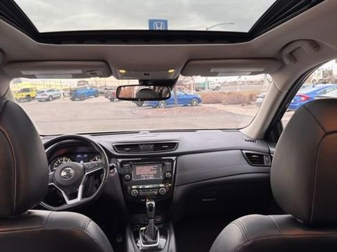 Used 2018 Nissan Rogue SL w/ Premium Package image 12