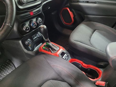 Used 2017 Jeep Renegade Trailhawk image 26