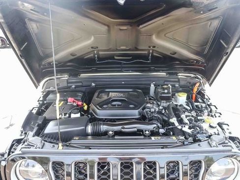 Used 2022 Jeep Wrangler Unlimited Sahara w/ Cold Weather Group AWD/4WD image 32