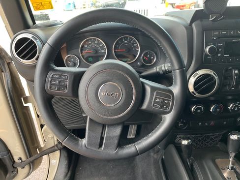 Used 2017 Jeep Wrangler Unlimited Rubicon w/ Connectivity Group AWD/4WD image 10