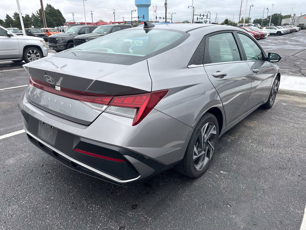 Used 2025 Hyundai Elantra SEL FWD image 6
