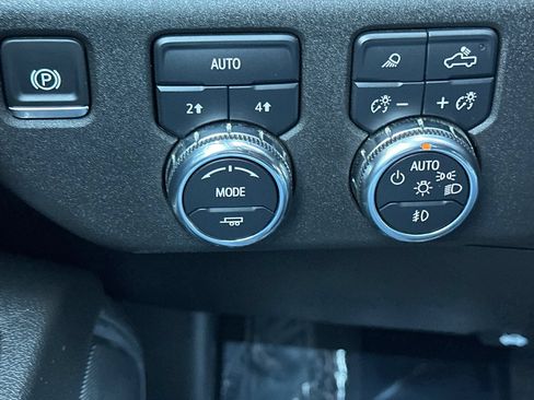 Used 2025 GMC Sierra 1500 SLT AWD/4WD image 35