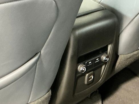 Used 2020 Buick Enclave Essence w/ LPO, Cargo Package FWD image 7