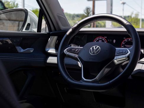 Used 2025 Volkswagen Tiguan SE AWD/4WD image 21