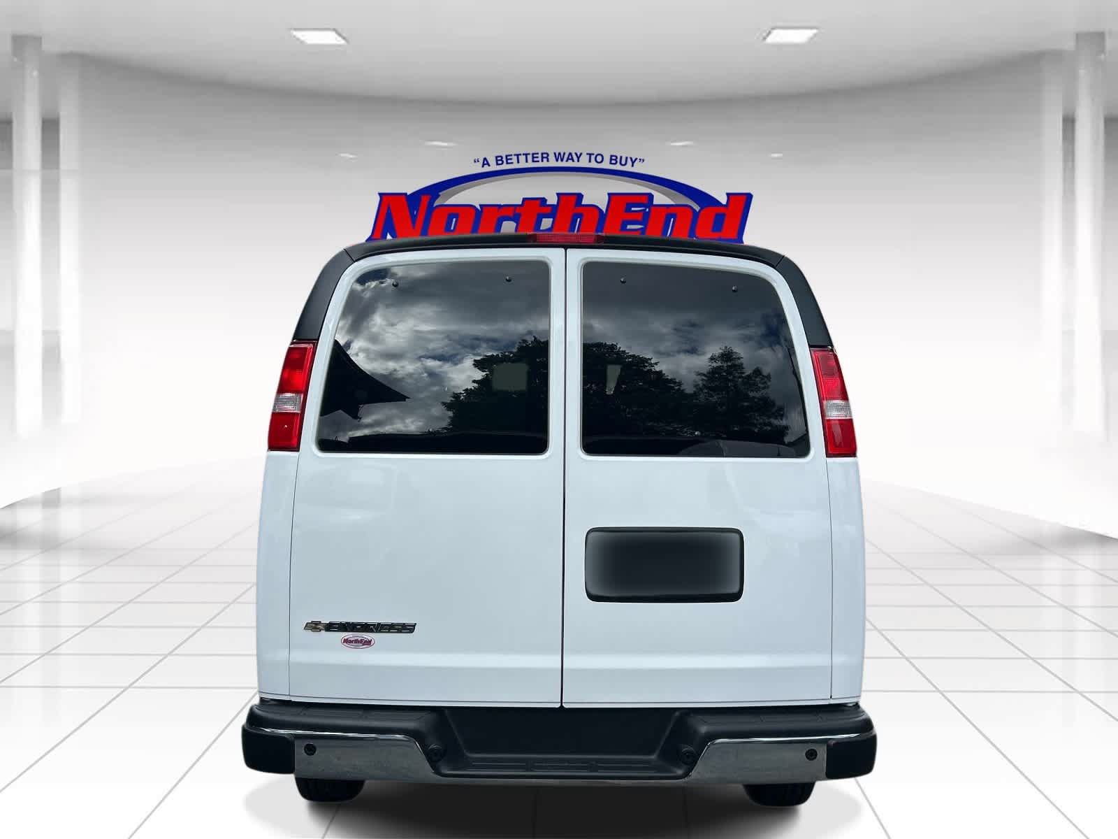 Used 2025 Chevrolet Express 3500 LT w/ LT Preferred Equipment Group RWD image 4