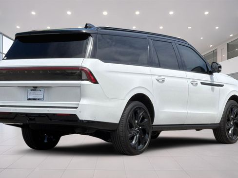Certified 2025 Lincoln Navigator L Reserve AWD/4WD image 4