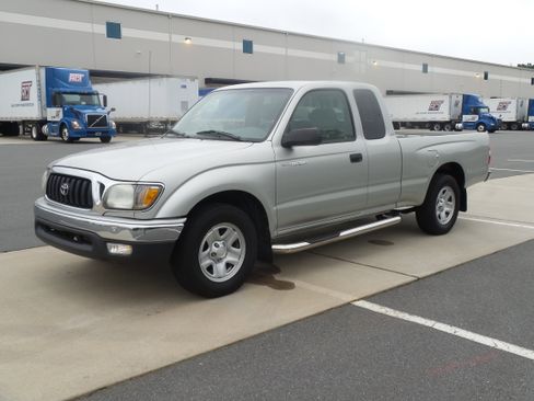 Used 2004 Toyota Tacoma XtraCab automatic SR5 image 6