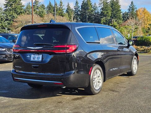 New 2026 Chrysler Pacifica Select image 8
