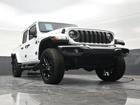 Used 2025 Jeep Gladiator Sport AWD/4WD image 27