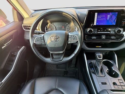 Used 2023 Toyota Highlander XLE image 18