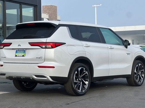 New 2025 Mitsubishi Outlander SE image 5