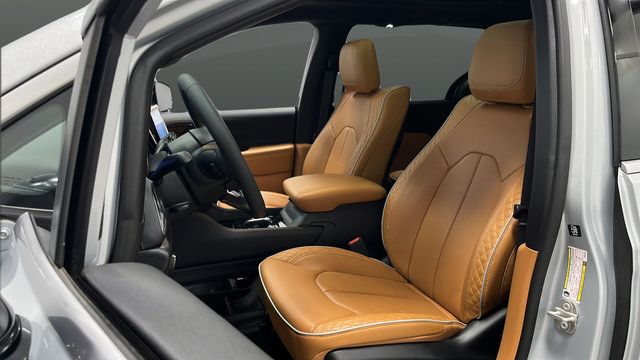 Used 2023 Chrysler Pacifica Pinnacle FWD image 9