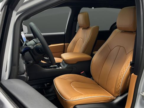 Used 2023 Chrysler Pacifica Pinnacle FWD image 9
