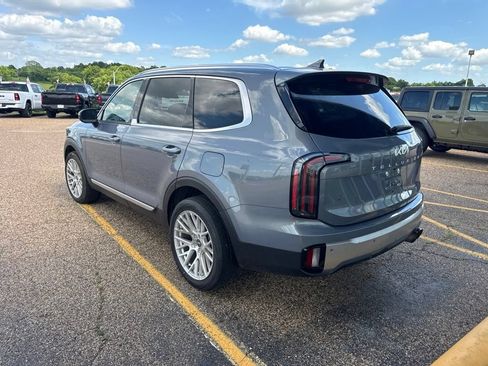 Used 2023 Kia Telluride EX w/ EX Captain's Chair Package FWD image 7