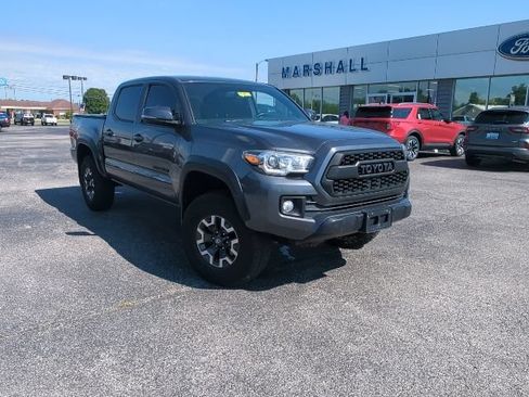 Used 2017 Toyota Tacoma TRD Off-Road w/ Tow Package (A/T) AWD/4WD image 3