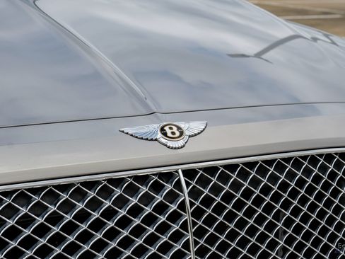 Used 2020 Bentley Bentayga Plug-In Hybrid AWD/4WD image 26
