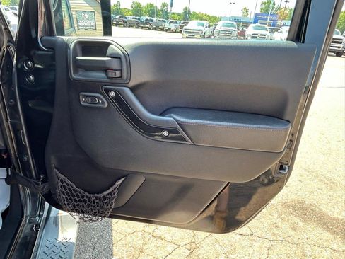 Used 2012 Jeep Wrangler Unlimited Sahara AWD/4WD image 16