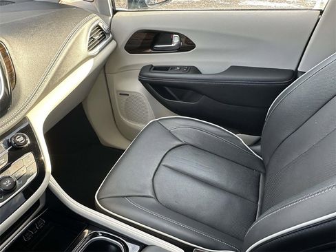 Used 2022 Chrysler Pacifica Limited image 32