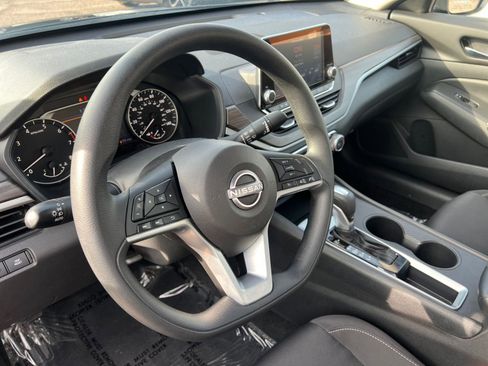 Used 2025 Nissan Altima 2.5 SV image 28