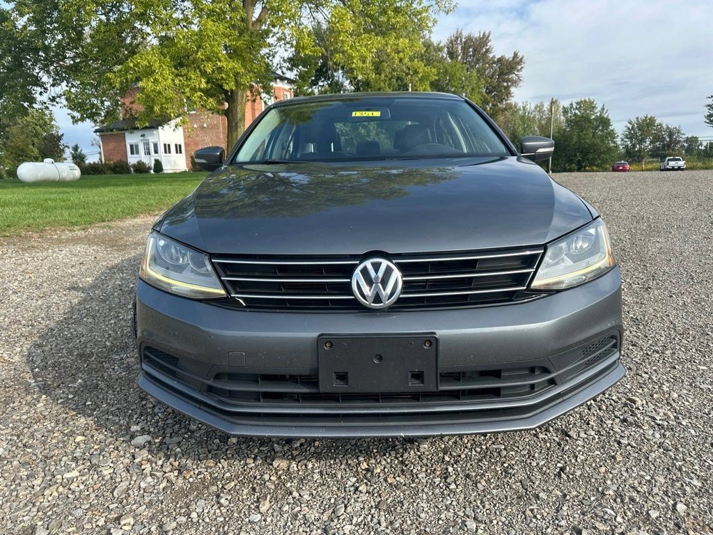Used 2017 Volkswagen Jetta SE FWD image 2