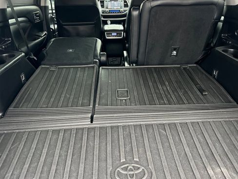 Used 2018 Toyota Highlander XLE FWD image 16