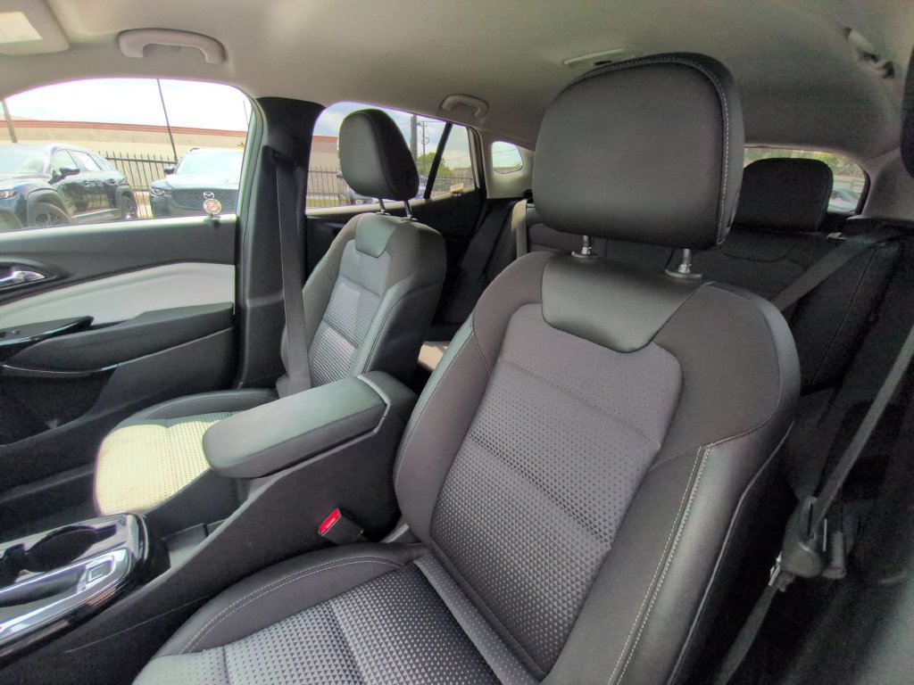Used 2025 Chevrolet Trax LT w/ LT Convenience Package FWD image 24