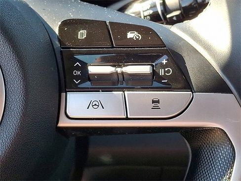 Used 2024 Hyundai Elantra Limited image 19