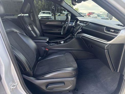 Used 2023 Jeep Grand Cherokee Altitude RWD image 11