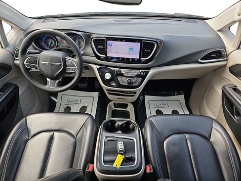 Used 2023 Chrysler Pacifica Touring-L image 12