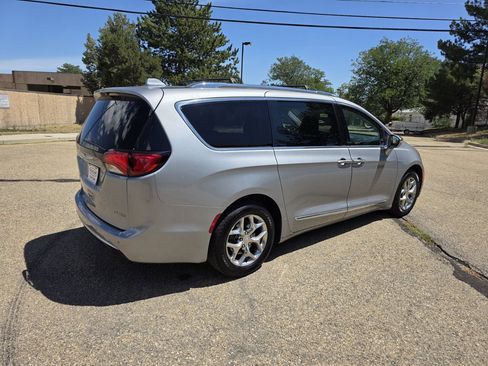 Used 2018 Chrysler Pacifica Limited FWD image 8