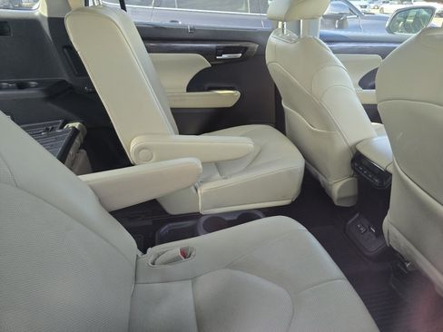 Used 2024 Toyota Highlander Limited AWD/4WD image 12