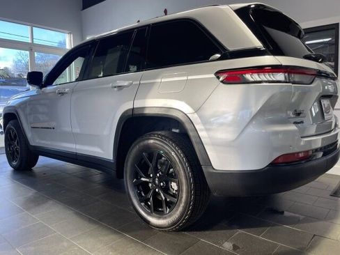 Used 2024 Jeep Grand Cherokee Altitude image 7