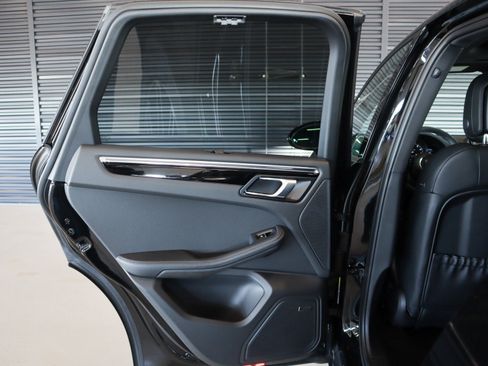 Certified 2025 Porsche Macan image 19