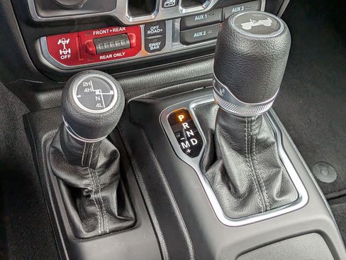 Used 2025 Jeep Wrangler Unlimited Rubicon AWD/4WD image 24