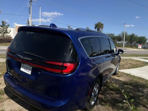 Used 2021 Chrysler Pacifica Limited AWD/4WD image 12