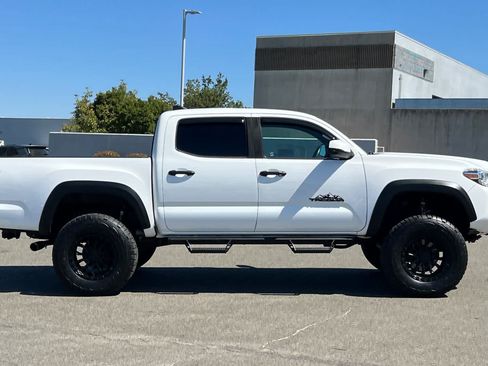 Used 2020 Toyota Tacoma TRD Off-Road w/ Technology Package RWD image 6