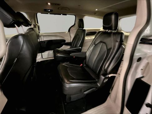 Used 2024 Chrysler Pacifica Touring-L FWD image 21