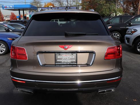 Used 2017 Bentley Bentayga image 4