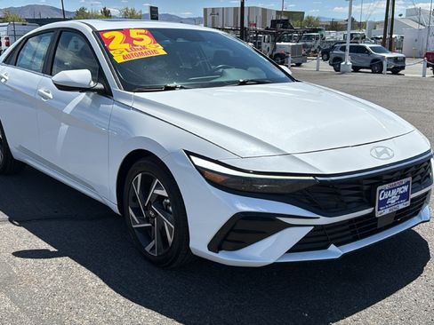 Used 2025 Hyundai Elantra SEL FWD image 3