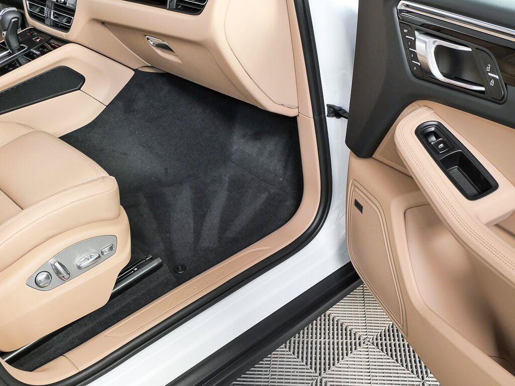 Certified 2026 Porsche Macan AWD/4WD image 24