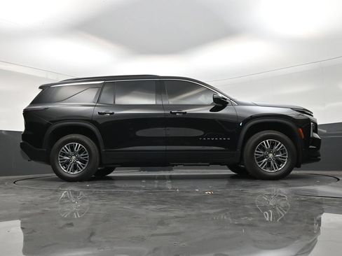 Used 2025 Chevrolet Traverse LT FWD image 24